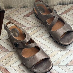 Clark’s Artisan Women's leather metallic Brown Sandals